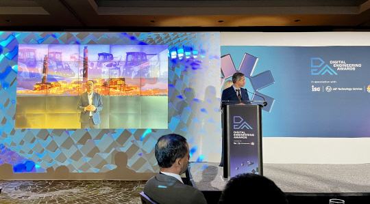 두산그룹의 전사 디지털 트랜스포메이션을 담당하는 디지털총괄본부의 오명환 부사장이 영상을 통해 수상 소감을 발표하고 있다. 두산그룹 제공